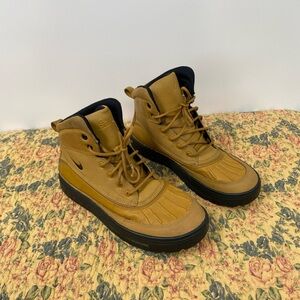 Nike ACG Boots Woodside 2 High Wheat Black Size 7Y Boys